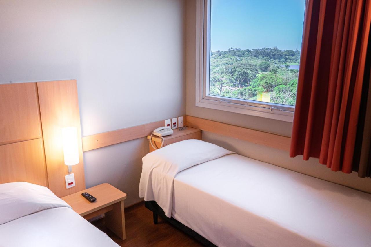 Hus Hotel Dourados Esterno foto