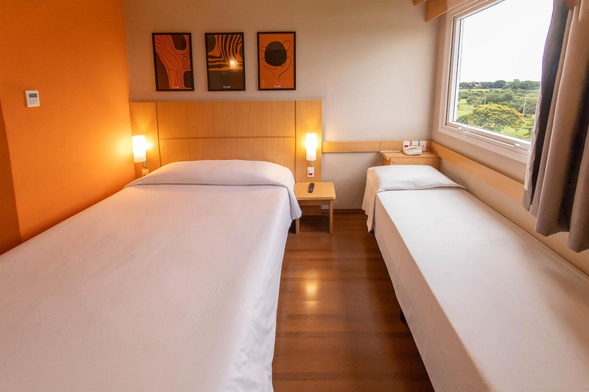 Hus Hotel Dourados Esterno foto