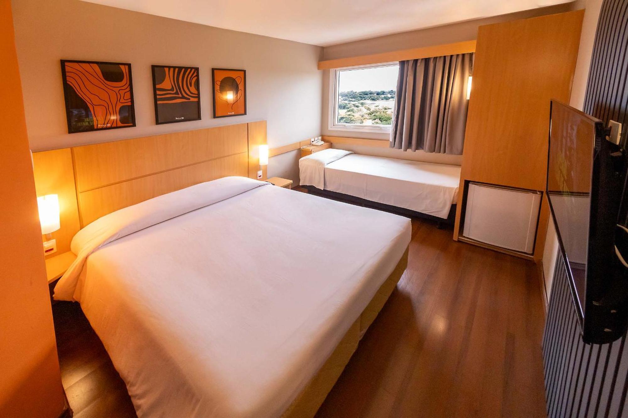 Hus Hotel Dourados Esterno foto