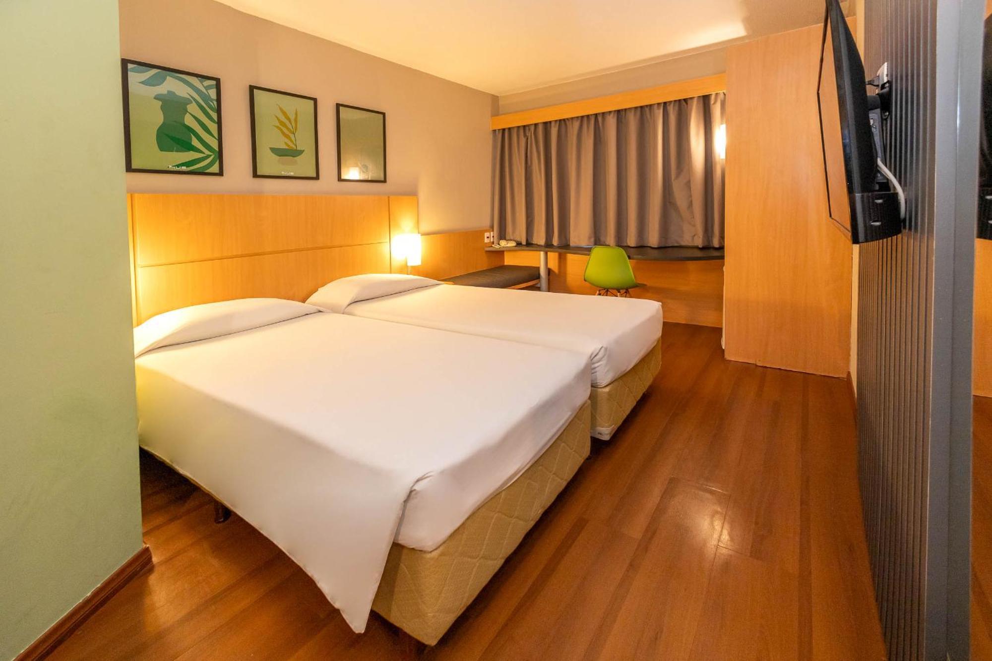 Hus Hotel Dourados Esterno foto